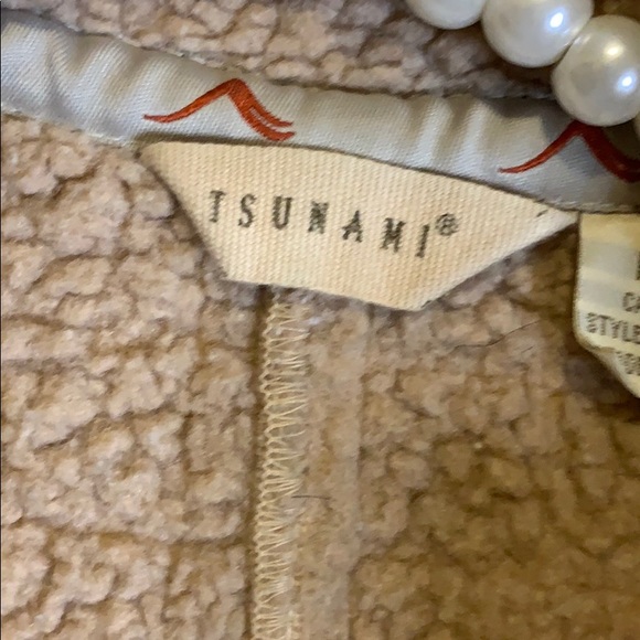 White and cream vest with zip pockets - Picture 6 of 7